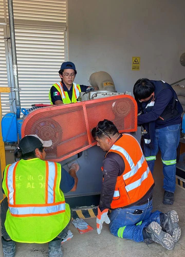 Equipo técnico dando mantenimiento a una unidad