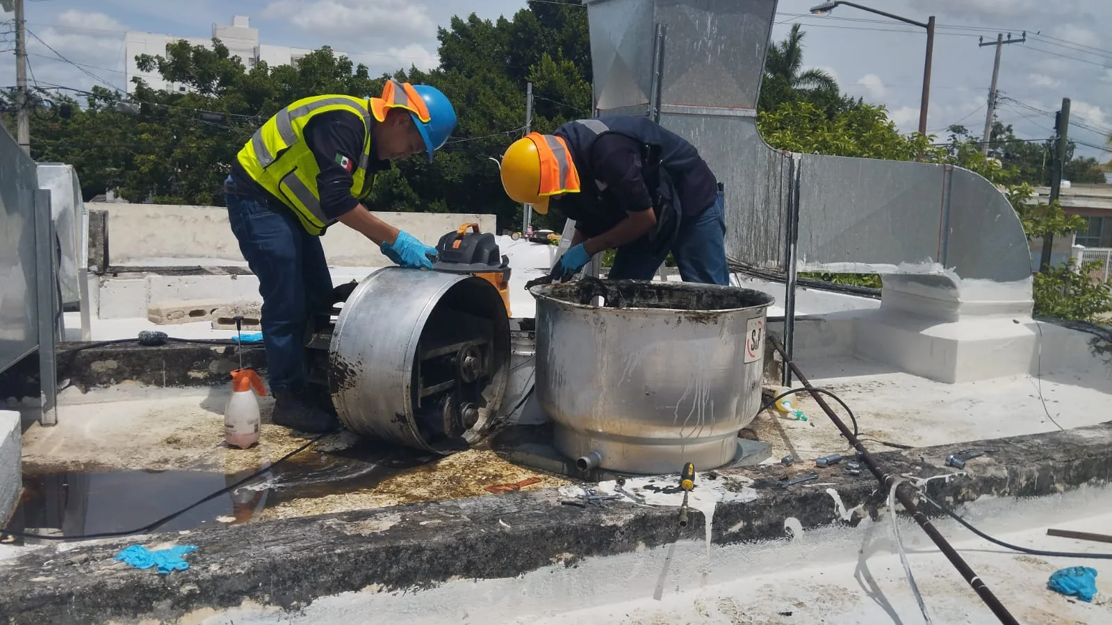 Técnicos realizando mantenimiento a equipo de tratamiento de aguas