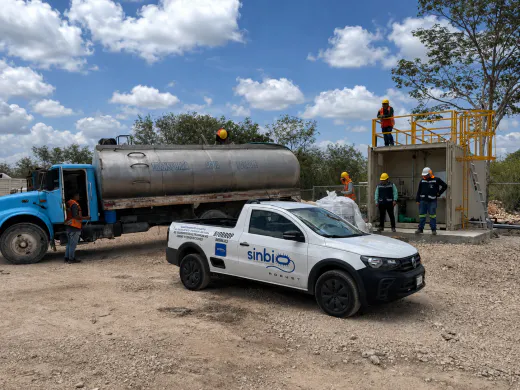 Técnico revisando un sistema sanitario en sitio
