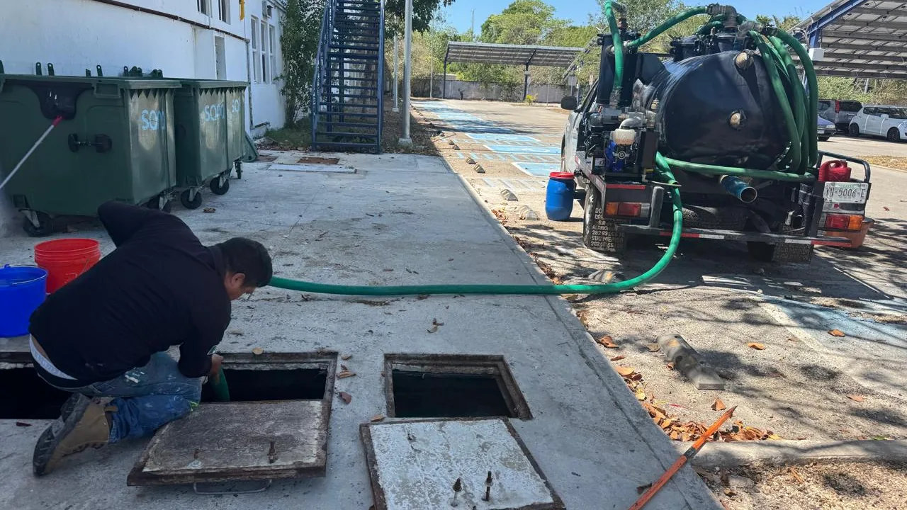 Equipo real trabajando en infraestructura sanitaria