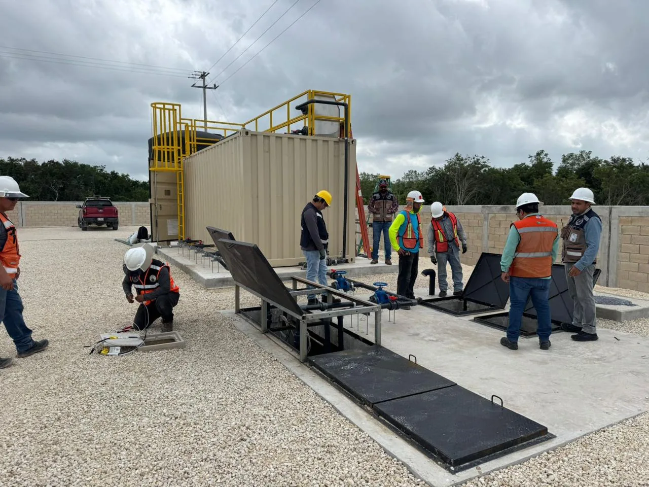 Equipo técnico de SINBIO revisando una planta de tratamiento de aguas residuales